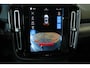 Volvo XC40 Recharge P8 AWD R-Design | Panoramadak | Semi-Electrische Wegklapbare Trekhaak | Harman Kardon Premium Audio | 360° Parkeercamera | Parkeersensoren voor + achter | Stoelverwarming | 20'' Lichtmetalen velgen | Google infotainment |