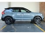 Volvo XC40 Recharge P8 AWD R-Design | Panoramadak | Semi-Electrische Wegklapbare Trekhaak | Harman Kardon Premium Audio | 360° Parkeercamera | Parkeersensoren voor + achter | Stoelverwarming | 20'' Lichtmetalen velgen | Google infotainment |