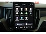 Volvo XC60 T6 Plug-in hybrid AWD Ultra Dark | Luchtvering | Semi-Electrische Wegklapbare Trekhaak | Stoelverwarming | Stuurwielverwarming | Harman Kardon Premium Audio | Google infotainment | 360° Parkeercamera | Parkeersensoren voor + achter