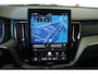 Volvo XC60 T6 Plug-in hybrid AWD Ultra Dark | Luchtvering | Semi-Electrische Wegklapbare Trekhaak | Stoelverwarming | Stuurwielverwarming | Harman Kardon Premium Audio | Google infotainment | 360° Parkeercamera | Parkeersensoren voor + achter