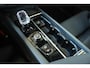 Volvo XC60 T6 Plug-in hybrid AWD Ultra Dark | Luchtvering | Semi-Electrische Wegklapbare Trekhaak | Stoelverwarming | Stuurwielverwarming | Harman Kardon Premium Audio | Google infotainment | 360° Parkeercamera | Parkeersensoren voor + achter