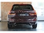 Volvo XC60 T6 Plug-in hybrid AWD Ultra Dark | Luchtvering | Semi-Electrische Wegklapbare Trekhaak | Stoelverwarming | Stuurwielverwarming | Harman Kardon Premium Audio | Google infotainment | 360° Parkeercamera | Parkeersensoren voor + achter