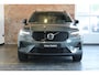 Volvo XC40 B4 Plus Dark |Semi-Electrische Wegklapbare Trekhaak | Verwarmbare voorstoelen | achterbank en voorruit | Adaptieve cruise control | Premium audio by Harman Kardon | Apple carplay/Android auto | Privacy Glass