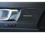 Volvo XC40 B4 Plus Dark |Semi-Electrische Wegklapbare Trekhaak | Verwarmbare voorstoelen | achterbank en voorruit | Adaptieve cruise control | Premium audio by Harman Kardon | Apple carplay/Android auto | Privacy Glass