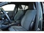 Volvo XC40 B4 Plus Dark |Semi-Electrische Wegklapbare Trekhaak | Verwarmbare voorstoelen | achterbank en voorruit | Adaptieve cruise control | Premium audio by Harman Kardon | Apple carplay/Android auto | Privacy Glass