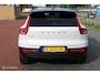 Volvo XC40 Recharge P8 409 PK AWD R-Design, Wit parelmoer, Zwart dak, Donker glas, Stoel-stuurverwarming, Cruise, Clima, Navi, App connect , Pdc + Camera rondom