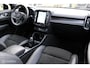 Volvo XC40 Recharge P8 409 PK AWD R-Design, Wit parelmoer, Zwart dak, Donker glas, Stoel-stuurverwarming, Cruise, Clima, Navi, App connect , Pdc + Camera rondom