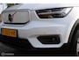 Volvo XC40 Recharge P8 409 PK AWD R-Design, Wit parelmoer, Zwart dak, Donker glas, Stoel-stuurverwarming, Cruise, Clima, Navi, App connect , Pdc + Camera rondom