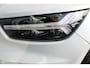 Volvo XC40 Recharge P8 409 PK AWD R-Design, Wit parelmoer, Zwart dak, Donker glas, Stoel-stuurverwarming, Cruise, Clima, Navi, App connect , Pdc + Camera rondom