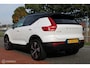 Volvo XC40 Recharge P8 409 PK AWD R-Design, Wit parelmoer, Zwart dak, Donker glas, Stoel-stuurverwarming, Cruise, Clima, Navi, App connect , Pdc + Camera rondom