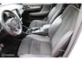 Volvo XC40 Recharge P8 409 PK AWD R-Design, Wit parelmoer, Zwart dak, Donker glas, Stoel-stuurverwarming, Cruise, Clima, Navi, App connect , Pdc + Camera rondom