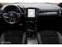 Volvo XC40 Recharge P8 409 PK AWD R-Design, Wit parelmoer, Zwart dak, Donker glas, Stoel-stuurverwarming, Cruise, Clima, Navi, App connect , Pdc + Camera rondom