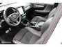 Volvo XC40 Recharge P8 409 PK AWD R-Design, Wit parelmoer, Zwart dak, Donker glas, Stoel-stuurverwarming, Cruise, Clima, Navi, App connect , Pdc + Camera rondom