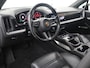 Porsche Cayenne 3.0 E-Hybrid | Luchtvering | Sport-Uitlaat | Trekhaak | Sport-Design-Zwart | GT-Sportstuur | Panormadak | Stoelverwarming/Ventilatie | Surround View | SoftClose | HUD | 18-Wegs en Memory | SportChrono | Adaptieve Cruise Control | Matrix-LED |