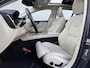 Volvo V60 Cross Country B5 AWD Pro | Trekhaak | Panoramadak | Head-up Display | Harman Kardon Audio | Parkeerverwarming | 360° Camera | Parkeersensoren | Stoelverwarming voor en achter | Elektrisch Verstelbare Voorstoelen | Cruise Control Adaptief | BLIS