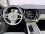 Volvo V60 Cross Country B5 AWD Pro | Trekhaak | Panoramadak | Head-up Display | Harman Kardon Audio | Parkeerverwarming | 360° Camera | Parkeersensoren | Stoelverwarming voor en achter | Elektrisch Verstelbare Voorstoelen | Cruise Control Adaptief | BLIS