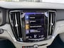 Volvo V60 Cross Country B5 AWD Pro | Trekhaak | Panoramadak | Head-up Display | Harman Kardon Audio | Parkeerverwarming | 360° Camera | Parkeersensoren | Stoelverwarming voor en achter | Elektrisch Verstelbare Voorstoelen | Cruise Control Adaptief | BLIS