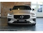 Volvo V60 T8 Plug-in hybrid AWD Plus Dark | Trekhaak | Panoramadak | Verwarmbare voorstoelen, achterbank en stuurwiel | Head-up display | 360 graden camera | Premium audio by Harman Kardon | Apple carplay/Android auto | Keyless |