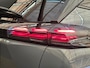 Peugeot e-2008 EV GT 54 kWh Panorama Dak | Camera Rondom | Alcantare/Leer | Elek. Stoel met Massage | 18" Lichtmetaal | Stoelverwarming | Achteruitrijcamera | Afwijkende dakkleur | Airco (automatisch)