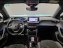 Peugeot e-2008 EV GT 54 kWh Panorama Dak | Camera Rondom | Alcantare/Leer | Elek. Stoel met Massage | 18" Lichtmetaal | Stoelverwarming | Achteruitrijcamera | Afwijkende dakkleur | Airco (automatisch)