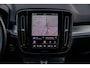 Volvo XC40 2.0 B4 Plus Dark | Trekhaak | Lichtmetalen Velgen 19 inch | All-Season banden | Harman Kardon Audio | Achteruitrijcamera | Parkeersensoren | Keyless Entry | Elektrische Achterklep | Elektrisch Verstelbare Voorstoelen | Stoelverwarming | Google Navigatie | Apple Carplay | Android Auto