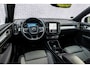Volvo XC40 2.0 B4 Plus Dark | Trekhaak | Lichtmetalen Velgen 19 inch | All-Season banden | Harman Kardon Audio | Achteruitrijcamera | Parkeersensoren | Keyless Entry | Elektrische Achterklep | Elektrisch Verstelbare Voorstoelen | Stoelverwarming | Google Navigatie | Apple Carplay | Android Auto
