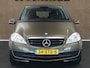 Mercedes-Benz A-klasse 160 Business Class - ORIGINEEL NEDERLANDSE AUTO - AFKOMSTIG VAN 1E EIGENAAR - AFNEEMBARE TREKHAAK - TREKGEWICHT 1000 KG - UNIEK LAGE KM STAND - 16 INCH LICHT METALEN VELGEN - AIRCO - CRUISE CONTROL - PARKEERSENSOREN VOOR/ ACHTER - BLUETOOTH - LICHTSENSOR