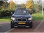 BMW X1 xDrive20i Business NIEUWE MOTOR | Panoramadak | Trekhaak | Bi-Xenon | Cruise Control | Parkeersensoren | NL-Auto |