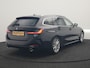 BMW 3-Serie Touring 320e Luxury Line Facelift PHEV Dealer O.H. | Trekhaak Af Fabriek | Panodak | Head Up | Adaptive Cruise | 360 Camera | Lederen Sportstoelen Verwarmd | Sfeerverlichting | Apple Carplay | Keyless | Widescreen Navi | DAB | Plug In Hybrid
