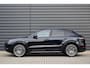 Porsche Cayenne Coupé 3.0 E-Hybrid Platinum Edition SportDesign | Pano | ACC | Trekhaak | 22'' Wielen | Bose | Achterasbesturing | Stoelventilatie | Sportuitlaat |