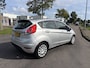 Ford Fiesta 1.0i Style 5-Deurs 66 PK. Zeer zuinige en als nieuw rijdende auto van de tweede eigenaar !!! Distributieriem en waterpomp vervangen !! Slechts 110.000 KM !