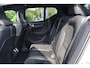 Volvo XC40 2.0 T5 AWD R-Design Intro Edition | Trekhaak | Two-Tone | Panoramadak | Achteruitrijcamera | Parkeersensoren | Keyless Entry | Elektrische Achterklep | Cruise Control | Stoelverwarming voor en achter | Lichtmetalen Velgen 20 inch | Navigatie