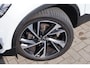 Volvo XC40 2.0 T5 AWD R-Design Intro Edition | Trekhaak | Two-Tone | Panoramadak | Achteruitrijcamera | Parkeersensoren | Keyless Entry | Elektrische Achterklep | Cruise Control | Stoelverwarming voor en achter | Lichtmetalen Velgen 20 inch | Navigatie