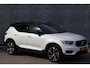 Volvo XC40 2.0 T5 AWD R-Design Intro Edition | Trekhaak | Two-Tone | Panoramadak | Achteruitrijcamera | Parkeersensoren | Keyless Entry | Elektrische Achterklep | Cruise Control | Stoelverwarming voor en achter | Lichtmetalen Velgen 20 inch | Navigatie