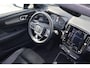Volvo XC40 2.0 T5 AWD R-Design Intro Edition | Trekhaak | Two-Tone | Panoramadak | Achteruitrijcamera | Parkeersensoren | Keyless Entry | Elektrische Achterklep | Cruise Control | Stoelverwarming voor en achter | Lichtmetalen Velgen 20 inch | Navigatie
