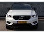 Volvo XC40 2.0 T5 AWD R-Design Intro Edition | Trekhaak | Two-Tone | Panoramadak | Achteruitrijcamera | Parkeersensoren | Keyless Entry | Elektrische Achterklep | Cruise Control | Stoelverwarming voor en achter | Lichtmetalen Velgen 20 inch | Navigatie