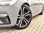 Volvo V90 2.0 T6 Plug-in Hybrid AWD Plus Dark | PHEV Long Range | Luchtvering | Panoramadak | Harman Kardon Audio | Trekhaak | Sportstoelen | Keyless Entry | Elektrische Achterklep | Elektrisch Verstelbare Voorstoelen | Stoelverwarming | Lichtmetalen Velgen 20 inch | Navigatie | Apple Carplay | Android Auto