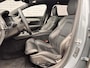 Volvo V90 2.0 T6 Plug-in Hybrid AWD Plus Dark | PHEV Long Range | Luchtvering | Panoramadak | Harman Kardon Audio | Trekhaak | Sportstoelen | Keyless Entry | Elektrische Achterklep | Elektrisch Verstelbare Voorstoelen | Stoelverwarming | Lichtmetalen Velgen 20 inch | Navigatie | Apple Carplay | Android Auto
