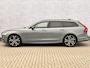 Volvo V90 2.0 T6 Plug-in Hybrid AWD Plus Dark | PHEV Long Range | Luchtvering | Panoramadak | Harman Kardon Audio | Trekhaak | Sportstoelen | Keyless Entry | Elektrische Achterklep | Elektrisch Verstelbare Voorstoelen | Stoelverwarming | Lichtmetalen Velgen 20 inch | Navigatie | Apple Carplay | Android Auto