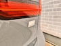 Volvo V90 2.0 T6 Plug-in Hybrid AWD Plus Dark | PHEV Long Range | Luchtvering | Panoramadak | Harman Kardon Audio | Trekhaak | Sportstoelen | Keyless Entry | Elektrische Achterklep | Elektrisch Verstelbare Voorstoelen | Stoelverwarming | Lichtmetalen Velgen 20 inch | Navigatie | Apple Carplay | Android Auto