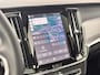 Volvo V90 2.0 T6 Plug-in Hybrid AWD Plus Dark | PHEV Long Range | Luchtvering | Panoramadak | Harman Kardon Audio | Trekhaak | Sportstoelen | Keyless Entry | Elektrische Achterklep | Elektrisch Verstelbare Voorstoelen | Stoelverwarming | Lichtmetalen Velgen 20 inch | Navigatie | Apple Carplay | Android Auto