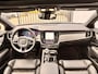 Volvo V90 2.0 T6 Plug-in Hybrid AWD Plus Dark | PHEV Long Range | Luchtvering | Panoramadak | Harman Kardon Audio | Trekhaak | Sportstoelen | Keyless Entry | Elektrische Achterklep | Elektrisch Verstelbare Voorstoelen | Stoelverwarming | Lichtmetalen Velgen 20 inch | Navigatie | Apple Carplay | Android Auto