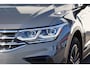 Volkswagen Tiguan 1.5 TSI Elegance 150PK / 110kW DSG, LED Matrix (IQ.Lights), chrome dakrails en sierlijsten, privacy glas (65% licht absorberend), verwarmbare voorstoelen, verwarmbaar multifunctioneel lederen stuurwiel met schakelflippers, adaptieve cruise control (ACC) met Travel Assist, 18" inch "Nizza" LMV, elektrisch verstel-, verwarm- en inklapbare buitenspiegels, navigatie, parkeersensoren voor en achter (PDC), parkeerassistent met uitparkeerhulp (Park Assist), dodehoekdetectie (Side Assist), digital cockpit, draadloos Apple Carplay & Android Auto, achteruitrijcamera (Rear View), DAB+, elektrische achterklep etc.