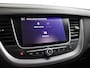 Opel Grandland X 1.2 Turbo Innovation Apple Carplay/Android Auto, Cruise control, Parkeersensor voor/achter, dodehoekdetectie, Verkeersbord detectie Een luxe en comfortabele SUV met een moderne uitstraling. Het interieur is ruim en praktisch, waardoor er voldoende plek is voor zowel passagiers als bagage. Met zijn zuinige 1.2 Turbo-motor