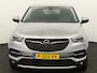 Opel Grandland X 1.2 Turbo Innovation Apple Carplay/Android Auto, Cruise control, Parkeersensor voor/achter, dodehoekdetectie, Verkeersbord detectie Een luxe en comfortabele SUV met een moderne uitstraling. Het interieur is ruim en praktisch, waardoor er voldoende plek is voor zowel passagiers als bagage. Met zijn zuinige 1.2 Turbo-motor