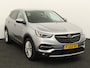 Opel Grandland X 1.2 Turbo Innovation Apple Carplay/Android Auto, Cruise control, Parkeersensor voor/achter, dodehoekdetectie, Verkeersbord detectie Een luxe en comfortabele SUV met een moderne uitstraling. Het interieur is ruim en praktisch, waardoor er voldoende plek is voor zowel passagiers als bagage. Met zijn zuinige 1.2 Turbo-motor