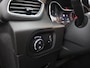Opel Grandland X 1.2 Turbo Innovation Apple Carplay/Android Auto, Cruise control, Parkeersensor voor/achter, dodehoekdetectie, Verkeersbord detectie Een luxe en comfortabele SUV met een moderne uitstraling. Het interieur is ruim en praktisch, waardoor er voldoende plek is voor zowel passagiers als bagage. Met zijn zuinige 1.2 Turbo-motor