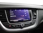 Opel Grandland X 1.2 Turbo Innovation Apple Carplay/Android Auto, Cruise control, Parkeersensor voor/achter, dodehoekdetectie, Verkeersbord detectie Een luxe en comfortabele SUV met een moderne uitstraling. Het interieur is ruim en praktisch, waardoor er voldoende plek is voor zowel passagiers als bagage. Met zijn zuinige 1.2 Turbo-motor
