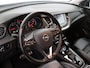 Opel Grandland X 1.2 Turbo Innovation Apple Carplay/Android Auto, Cruise control, Parkeersensor voor/achter, dodehoekdetectie, Verkeersbord detectie Een luxe en comfortabele SUV met een moderne uitstraling. Het interieur is ruim en praktisch, waardoor er voldoende plek is voor zowel passagiers als bagage. Met zijn zuinige 1.2 Turbo-motor