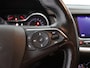 Opel Grandland X 1.2 Turbo Innovation Apple Carplay/Android Auto, Cruise control, Parkeersensor voor/achter, dodehoekdetectie, Verkeersbord detectie Een luxe en comfortabele SUV met een moderne uitstraling. Het interieur is ruim en praktisch, waardoor er voldoende plek is voor zowel passagiers als bagage. Met zijn zuinige 1.2 Turbo-motor